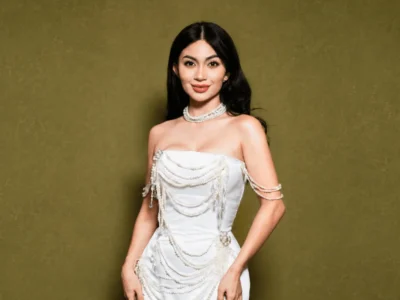 Ariel tatum mengenakan dress putih