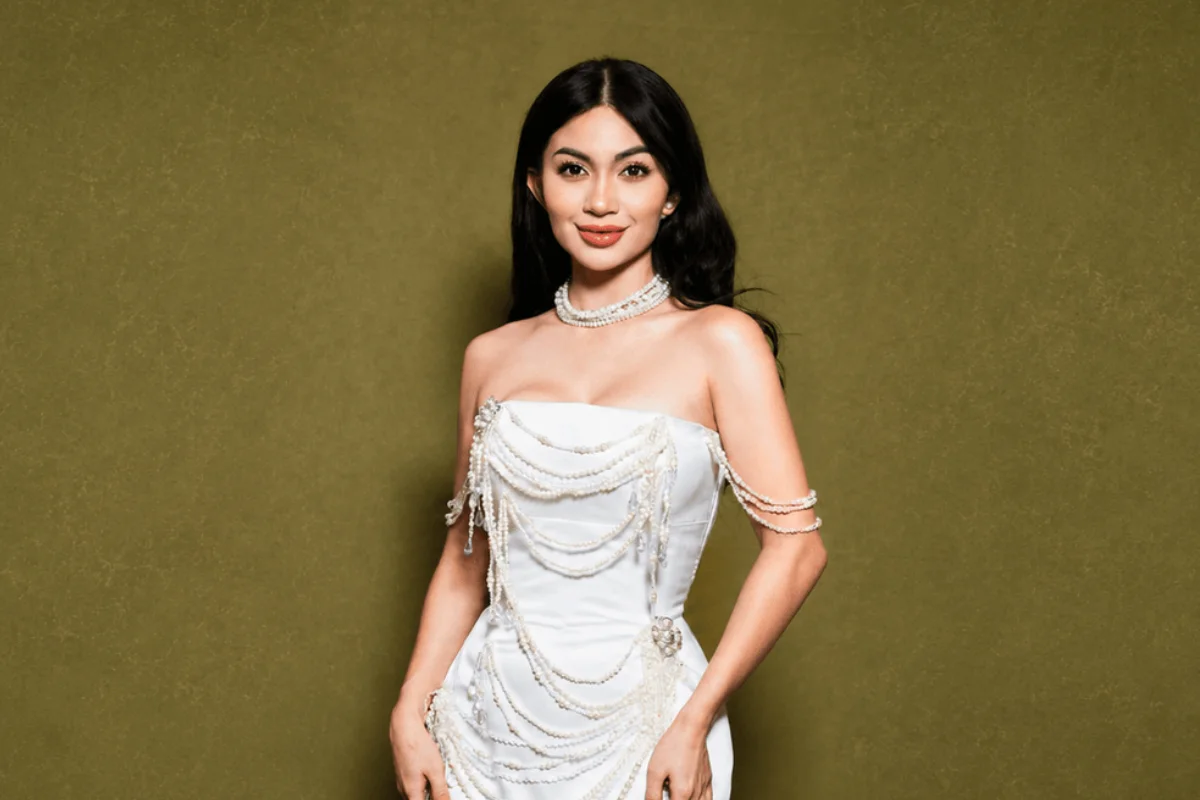 Ariel tatum mengenakan dress putih