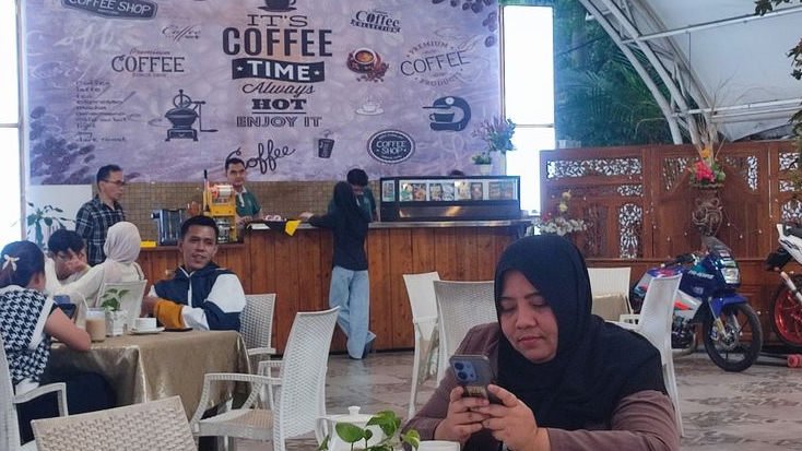 Rakatama Cafe ala Sahira Hotel Pakuan Bogor, Tempat Nongkrong Baru di Tepi Kolam Renang