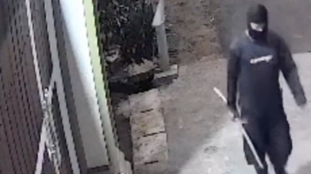 Terekam CCTV, diduga rampok berpenutup kepala teror warga Bogor. 