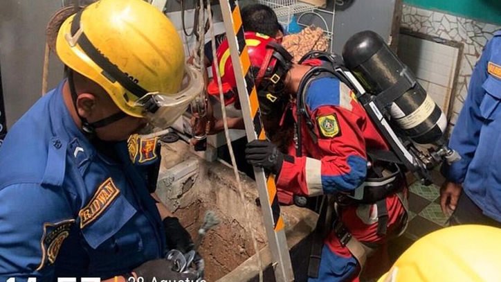30 Menit Bertarung dengan Gas Beracun, Petugas Damkar Bogor Berhasil Evakuasi Jenazah Pekerja Sumur