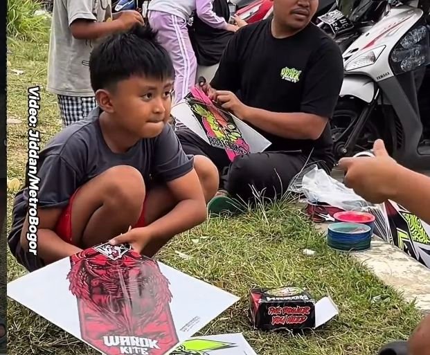 Kawasan R3 Katulampa Jadi Arena Adu Layangan.