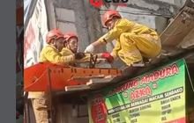 Tukang Bangunan Kesetrum Listrik Saat Bekerja di Atas Bangunan di Citeureup Bogor, Petugas Lakukan Evakuasi