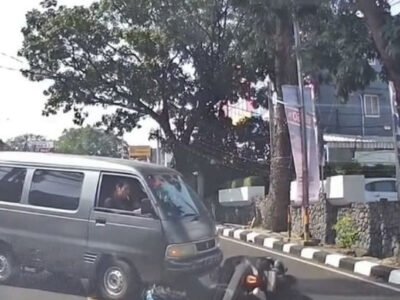 Kecelakaan di Tajur Bogor, Pengendara Motor Terjatuh hingga Masuk Kolong Mobil Saat Putar Balik