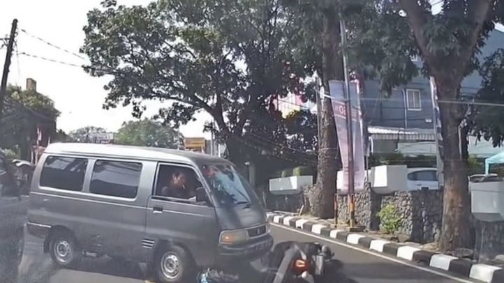 Kecelakaan di Tajur Bogor, Pengendara Motor Terjatuh hingga Masuk Kolong Mobil Saat Putar Balik