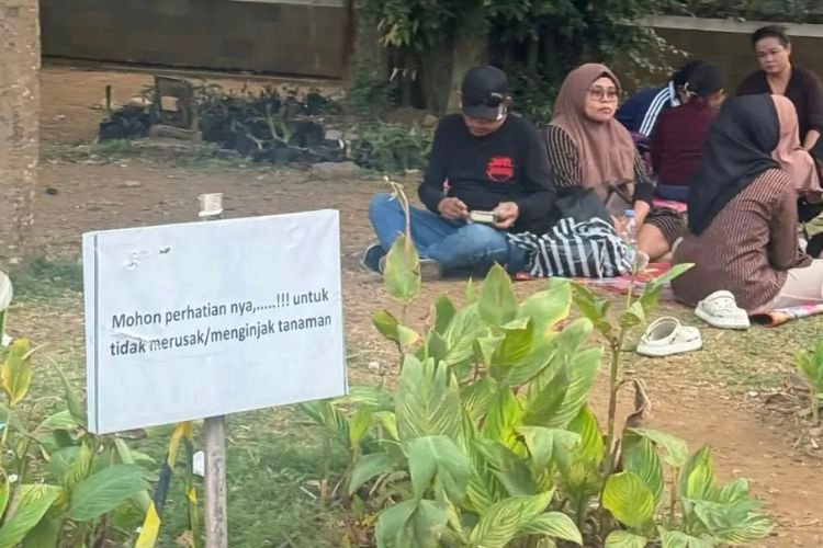 Alun-Alun Kota Bogor Dipadati Pengunjung Saat Libur, Area Rumput Diterobos hingga Sampah Berserakan