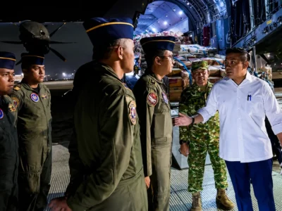 Pemerintah mengirim 65 ton bantuan logistik ke NTT menggunakan pesawat angkut, menambah total bantuan yang telah disalurkan menjadi 253 ton