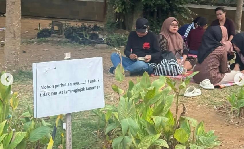 Alun-Alun Kota Bogor Dipadati Pengunjung Saat Libur.