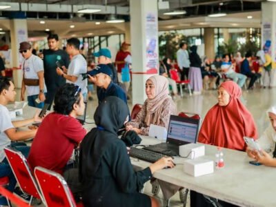 Layanan Adminduk Disdukcapil di Plaza Jambu Dua Diserbu Warga
