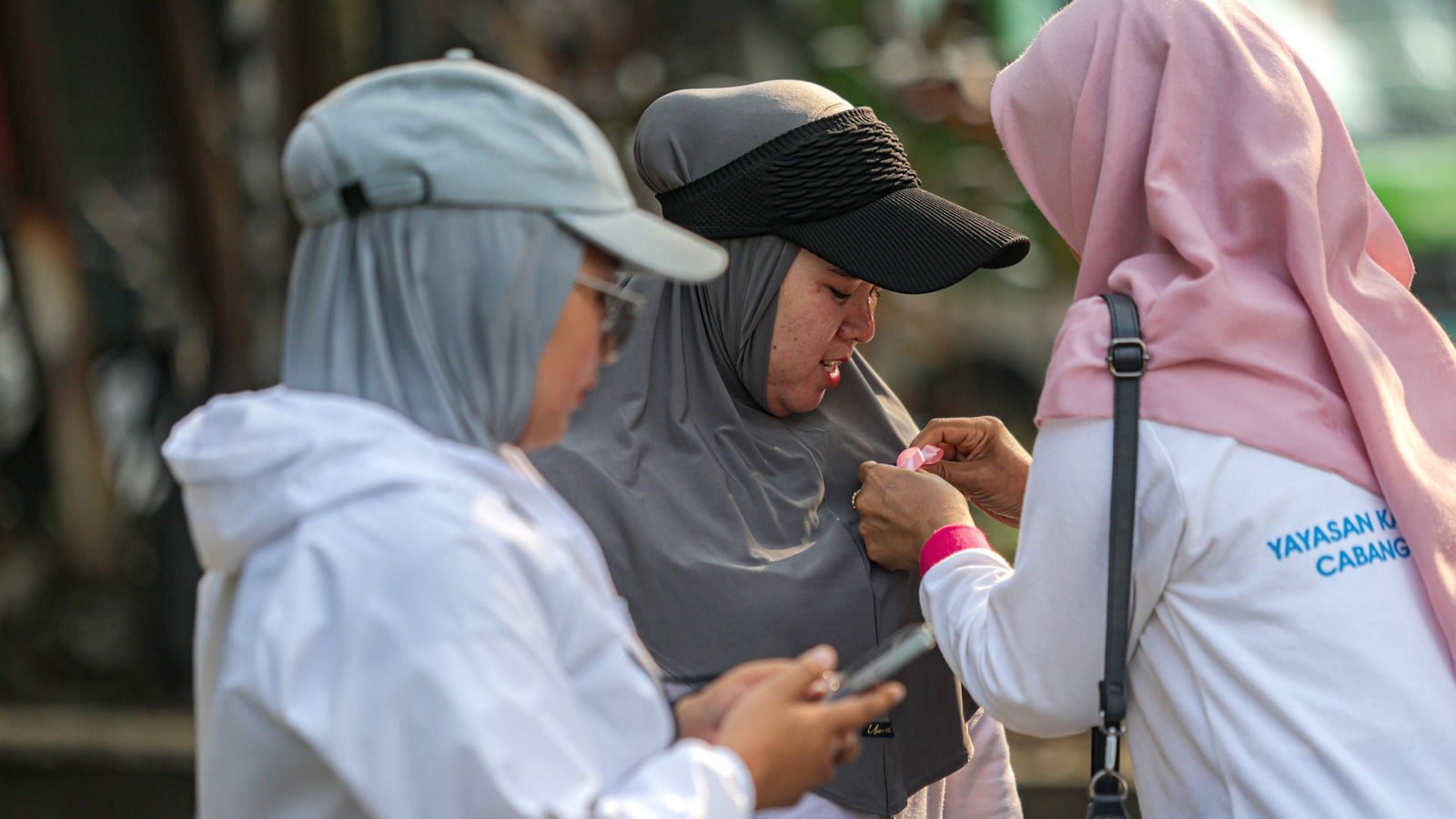 YKI Kota Bogor bagikan pita pink sebagai simbol deteksi dini kanker