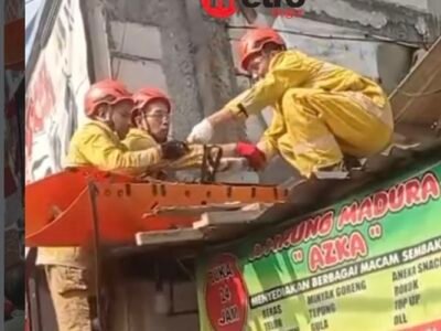 Tukang Bangunan Kesetrum Listrik Saat Bekerja di Atas Bangunan di Citeureup Bogor, Petugas Lakukan Evakuasi