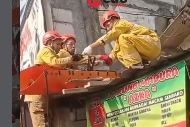 Tukang Bangunan Kesetrum Listrik Saat Bekerja di Atas Bangunan di Citeureup Bogor, Petugas Lakukan Evakuasi