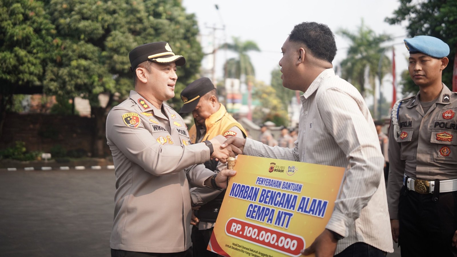 Polres Bogor memberikan donasi Rp100 juta untuk korban gempa NTT.