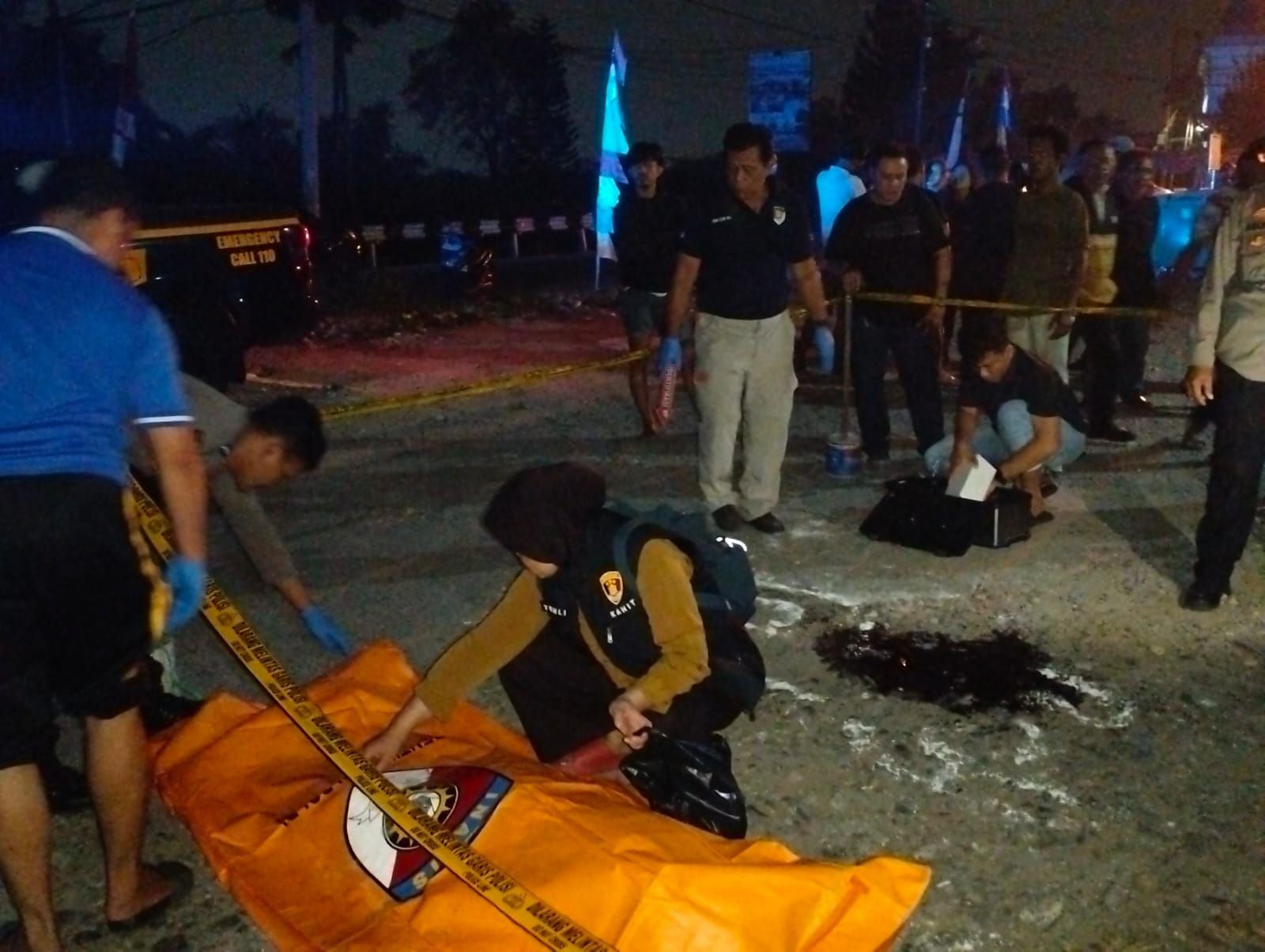 Polisi evakuasi pria yang meninggal dunia usai duel dengan penagih utang.