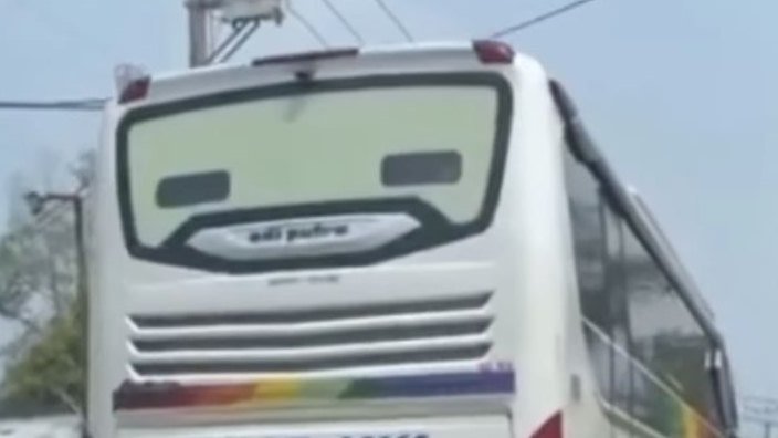 Bus Sinar Jaya Mogok di Tengah Jalan Mayor Oking Cibinong Bogor, Lajur Kendaraan Menyempit