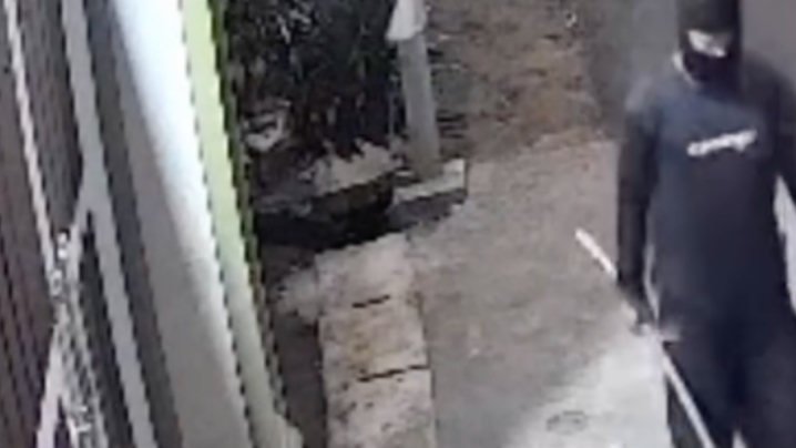 Horor! Diduga Rampok, 2 Pria Berpenutup Kepala Bawa Golok Keluyuran Dini Hari di Sukaraja Bogor