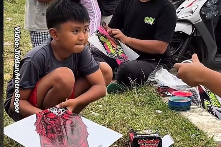 Kawasan R3 Katulampa Jadi Arena Adu Layangan, Warga Bisa Main Sepuasnya