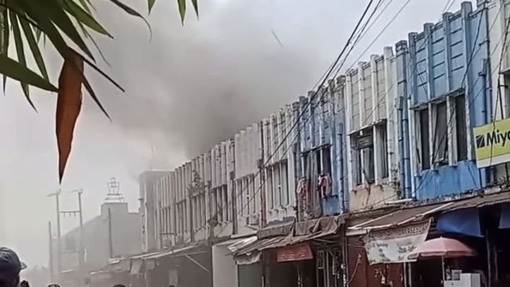 Kebakaran Hebat di Pasar Ciluar Bogor, Api Lahap Deretan Ruko dan Kepulan Asap Membumbung