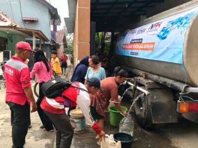 Kekeringan, Ribuan Warga di 3 Kecamatan Ini Dapat Bantuan Air Bersih Dari Dinsos Kabupaten Bogor