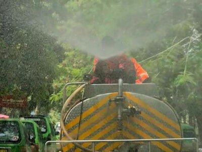 BPBD-Damkar Kota Bogor Semprot Jalanan Atasi Abu Vulkanik Gunung Anak Krakatau