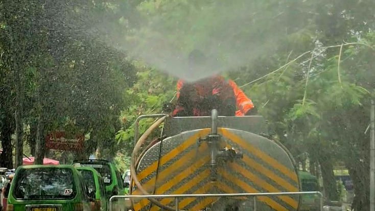 BPBD-Damkar Kota Bogor Semprot Jalanan Atasi Abu Vulkanik Gunung Anak Krakatau