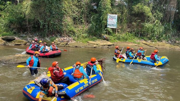 715 Kg Sampah Diangkat dari Sungai Ciliwung Cibinong, 100 Pohon Ikut Ditanam