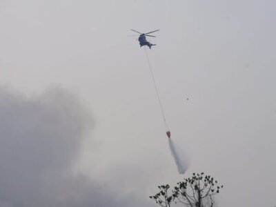 Helikopter Dikerahkan, Water Bombing Bantu Padamkan Kebakaran TPAS Galuga