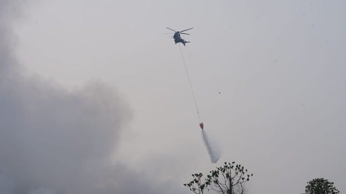 Helikopter Dikerahkan, Water Bombing Bantu Padamkan Kebakaran TPAS Galuga