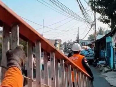 Semrawut, DPUPR Kota Bogor Tata Kabel Udara yang Menggantung di Jalan Cimanggu Barata