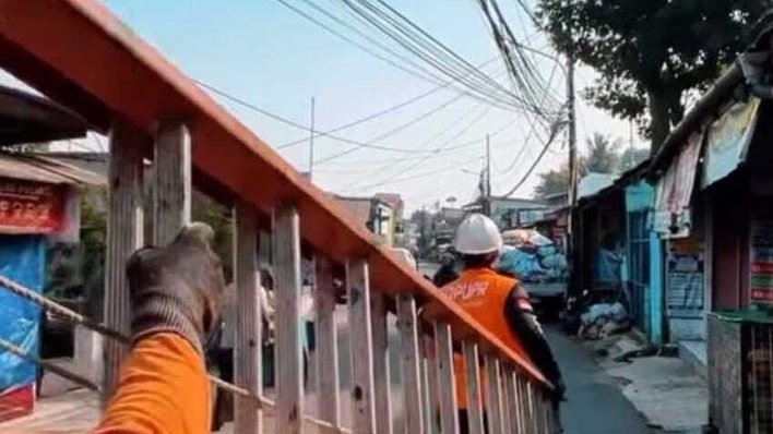 Semrawut, DPUPR Kota Bogor Tata Kabel Udara yang Menggantung di Jalan Cimanggu Barata