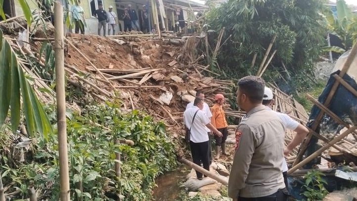 Kemarau Panjang Disusul Hujan Lebat, Tebing di Pamijahan Bogor Longsor Ancam Rumah Warga