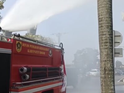 Sebaran Abu Vulkanik Anak Krakatau Capai Bogor, Damkar Lakukan Penyemprotan di 11 Wilayah