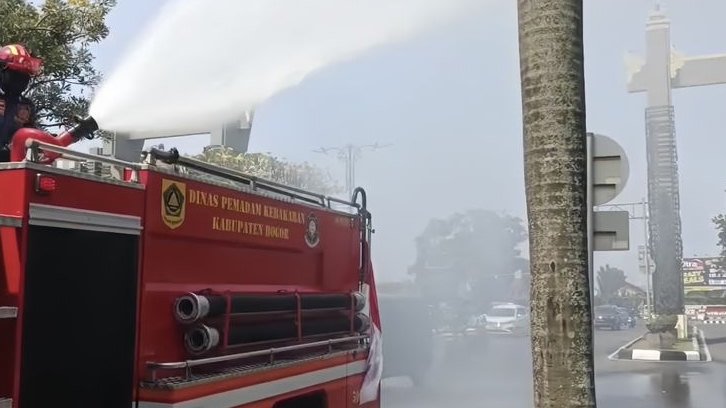 Sebaran Abu Vulkanik Anak Krakatau Capai Bogor, Damkar Lakukan Penyemprotan di 11 Wilayah