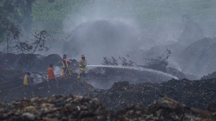 Bara Api Masih Tersembunyi di Tumpukan Sampah TPAS Galuga, Pemadaman dan Pendinginan Terus Dikebut