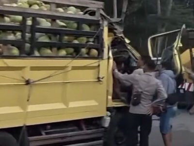 Truk Pengangkut Kelapa Alami Kecelakaan di Tol Jagorawi KM 37, Bagian Depan Ringsek