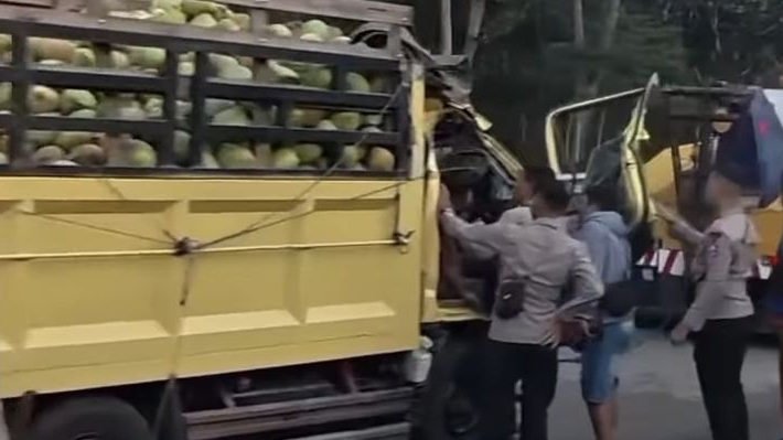 Truk Pengangkut Kelapa Alami Kecelakaan di Tol Jagorawi KM 37, Bagian Depan Ringsek