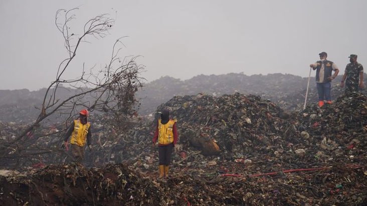 Hari Keempat Kebakaran TPAS Galuga, Bupati Bogor Kerahkan 600 Personel: Fokus Jinakkan Bara Dalam Tumpukan Sampah
