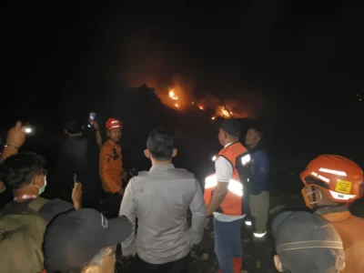 Disekitar TPA Galuga Kabupaten Bogor terdampak kepulan asap kebakaran yang menyebar ke permukiman.