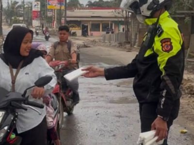 Antisipasi Dampak Abu Vulkanik Gunung Anak Krakatau, Polres Bogor Bagikan Masker