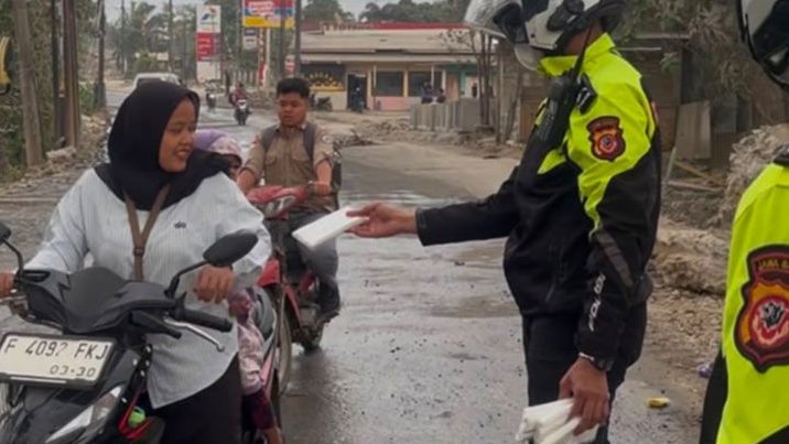 Antisipasi Dampak Abu Vulkanik Gunung Anak Krakatau, Polres Bogor Bagikan Masker