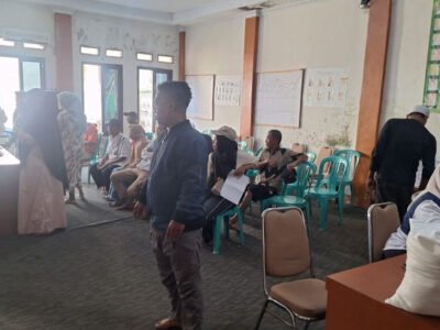 1043 KPM di Desa Sukaharja Ciomas Terima Bansos 30 Kg Beras