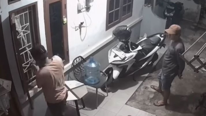 Aksi Pencurian di Sukahati Bogor Terekam CCTV, Dua Pelaku Gasak Motor hingga Logam Mulia