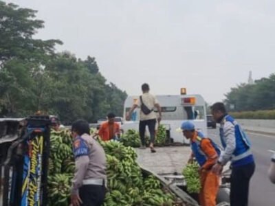 Baut Roda Patah, Suzuki Carry Bermuatan Pisang Terbalik di Tol Jagorawi
