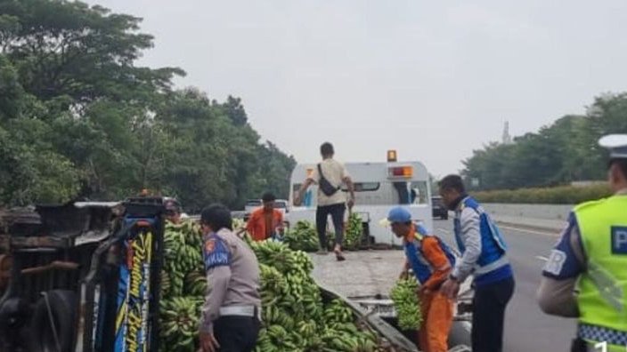 Baut Roda Patah, Suzuki Carry Bermuatan Pisang Terbalik di Tol Jagorawi