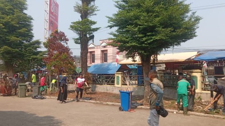 Keroyokan Bersih-bersih Pasar Cicangkal Rumpin, Tanam Pohon Biar Makin Hijau