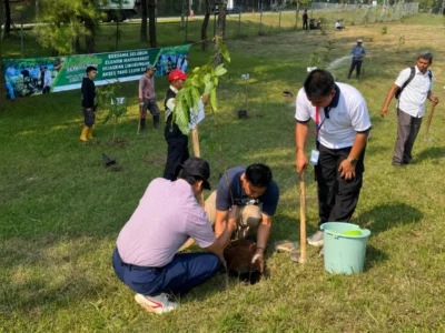 Kolaborasi Sentul City dan KUW dalam penanaman pohon.