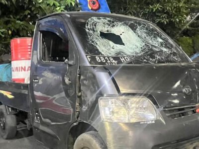 Mobil Pikap Hancur Dirusak Massa di Sentul Usai Tabrak Lari Pengendara Mogor