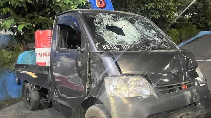 Mobil Pikap Hancur Dirusak Massa di Sentul Usai Tabrak Lari Pengendara Mogor