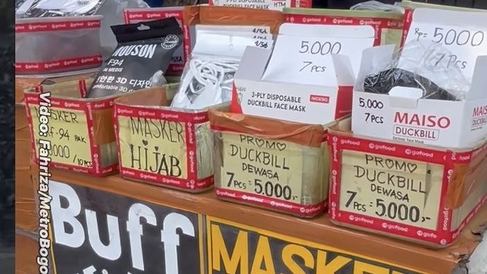 Warga Mulai Berburu Masker Imbas Abu Vulkanik, Pedagang di Kabupaten Bogor Raup Penjualan Berkali-kali Lipat