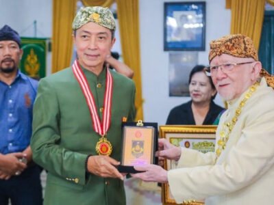 Dukung Pelestarian Budaya Sunda, Wali Kota Bogor Terima Satya Lancana Karaton Sumedang Larang